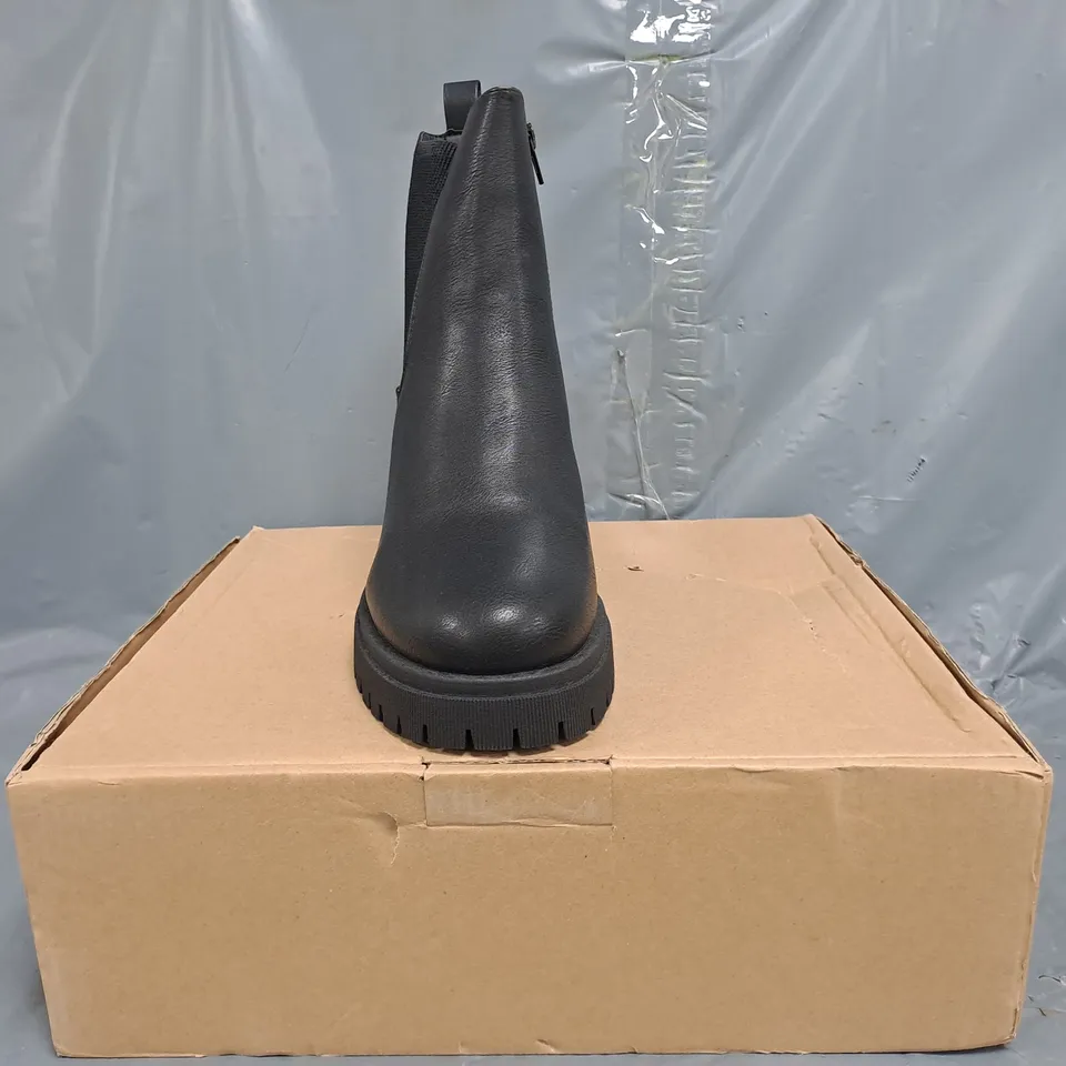 BOXED PAIR OF V BY VERY SIDE-ZIP BLOCK HEEL ANKLE BOOTS IN BLACK SIZE 7