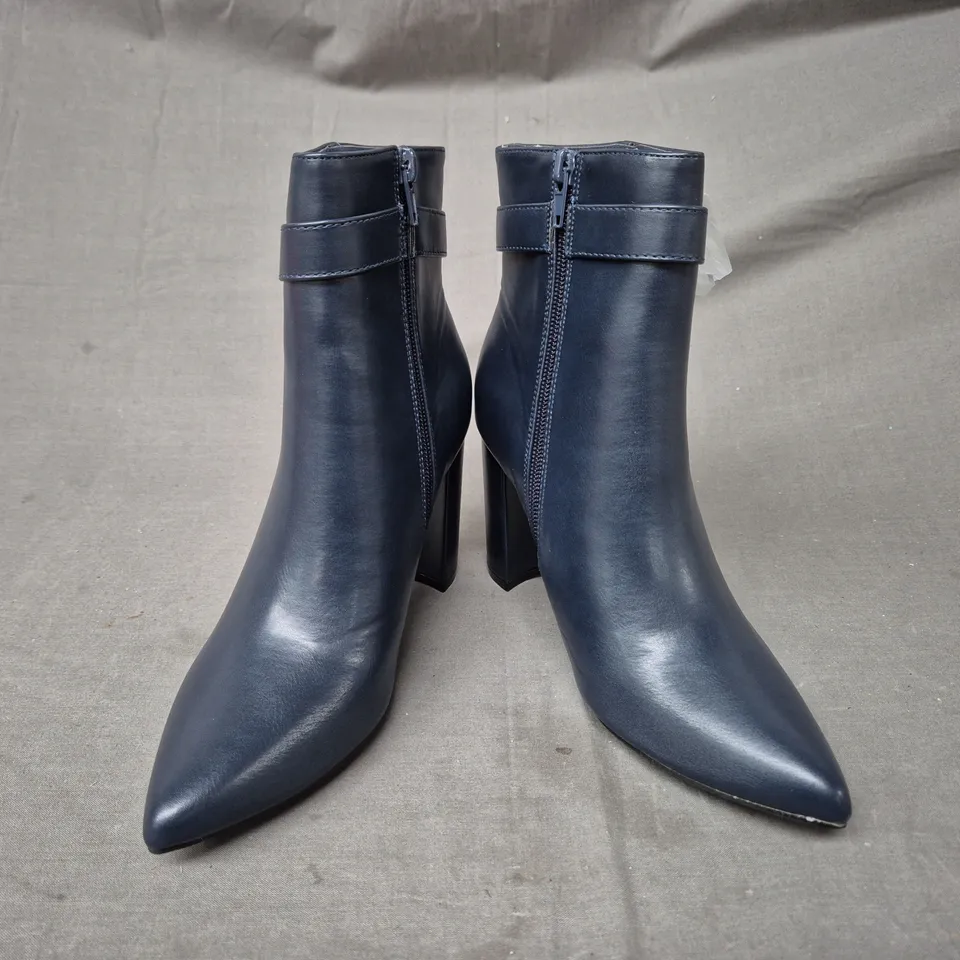 BOXED PAIR OF ALLEGRA K POINTED TOE HIGH BLOCK HEEL ANKLE BOOTS IN NAVY SIZE 6