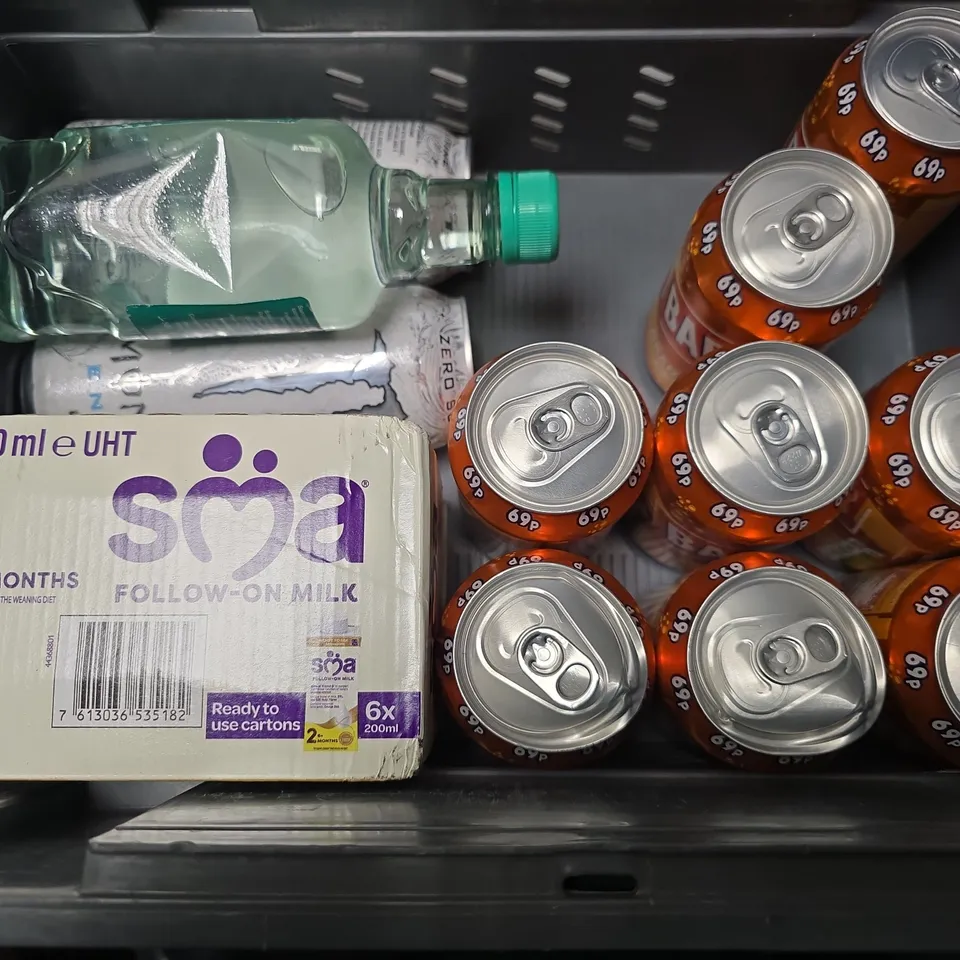 APPROXIMATELY 12 ASSORTED FOOD & DRINK ITEMS TO INCLUDE - MONSTER ZERO SUGAR , BARR ORANGEADE , GRIND COFFEE PODS ETC