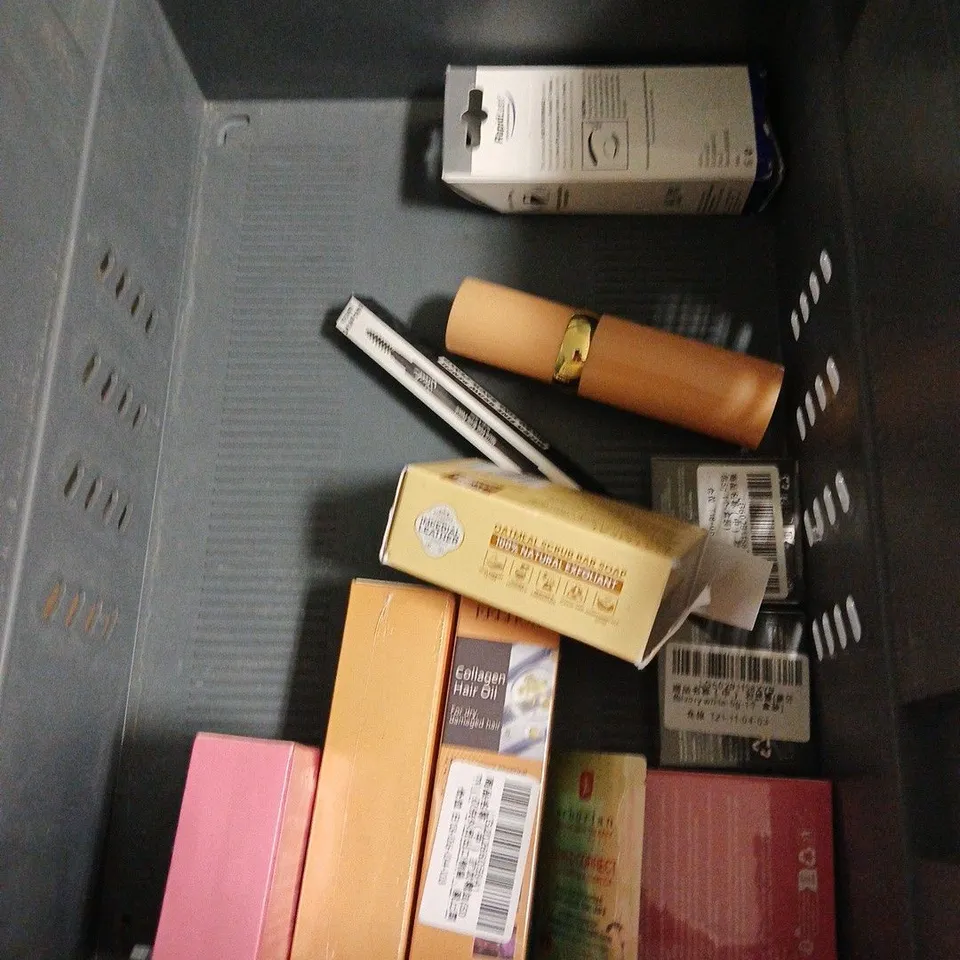 APPROXIMATELY 20 ASSORTED HEALTH & BEAUTY PRODUCTS TO INCLUDE ELF SKIN FACE CREAM, BULLDOG SHOWER GEL, WELLA SHOCKWAVES GEL SPRAY, ETC