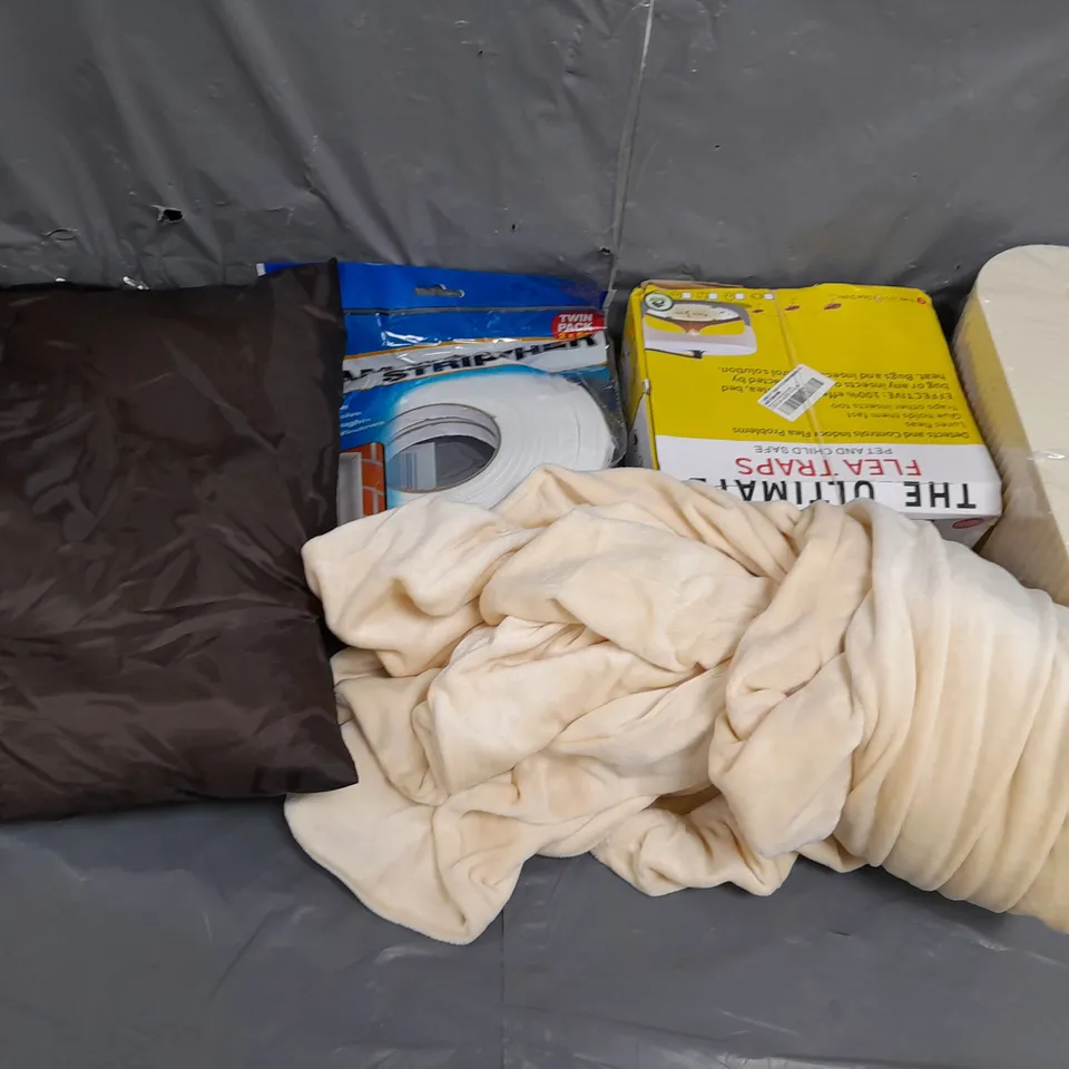 APROXIMATELY 15 ASSORTED HOUSEHOLD ITEMS TO INCLUDE PILLOWS , BEDDING , ETC