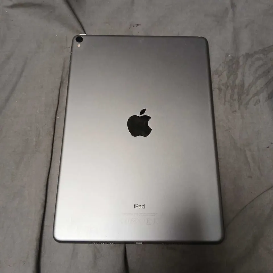 APPLE IPAD PRO 1ST GEN (MODEL A1701) - SILVER TABLET