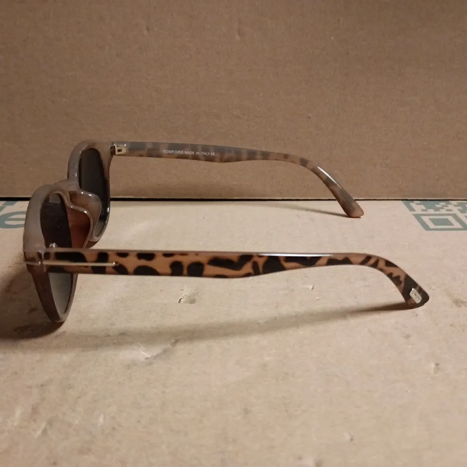 BOXED TOM FORD SUNGLASSES WITH TORTOISESHELL FRAME
