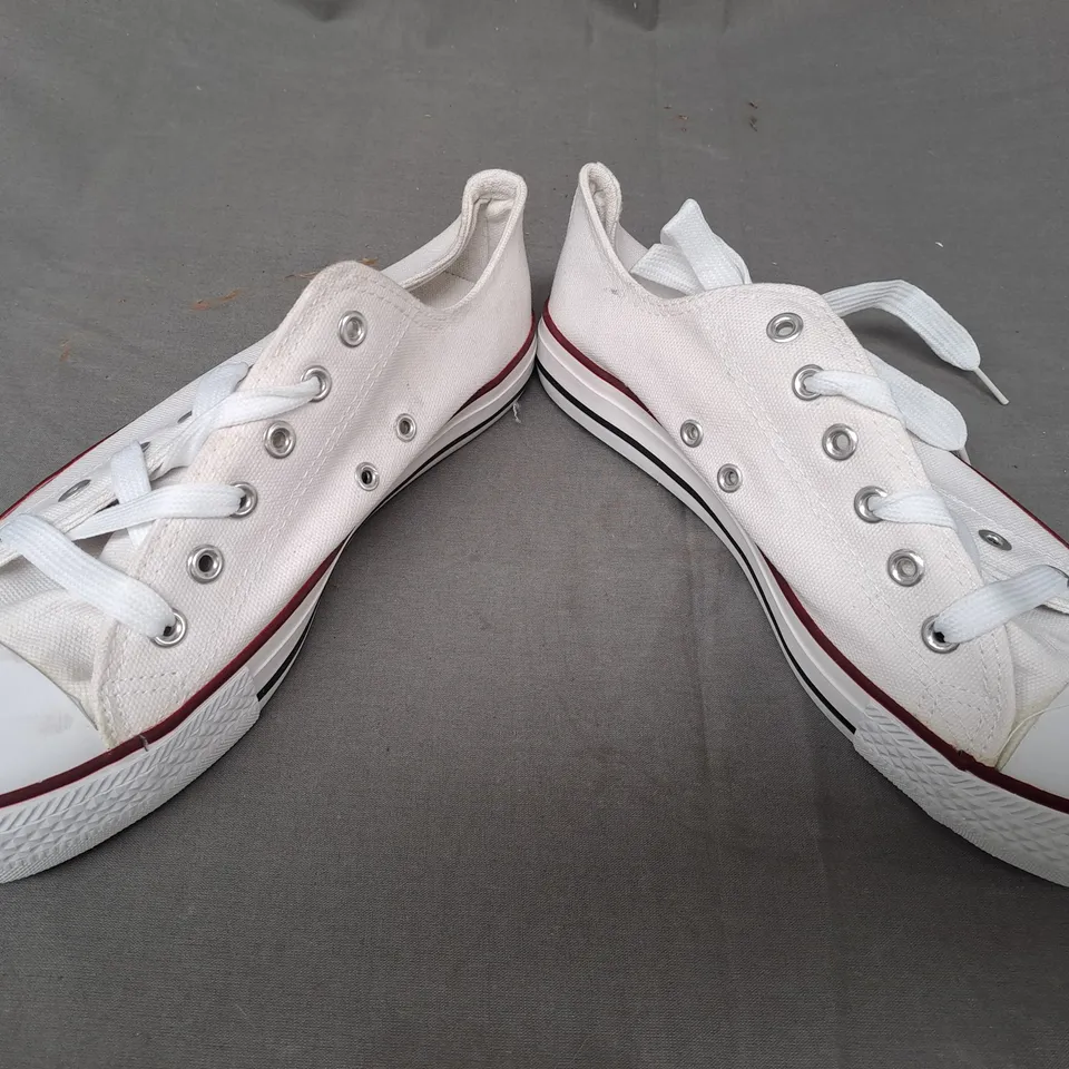 BOX OF APPROXIMATELY 10 PAIRS OF DESIGNER SHOES IN WHITE IN VARIOUS SIZES