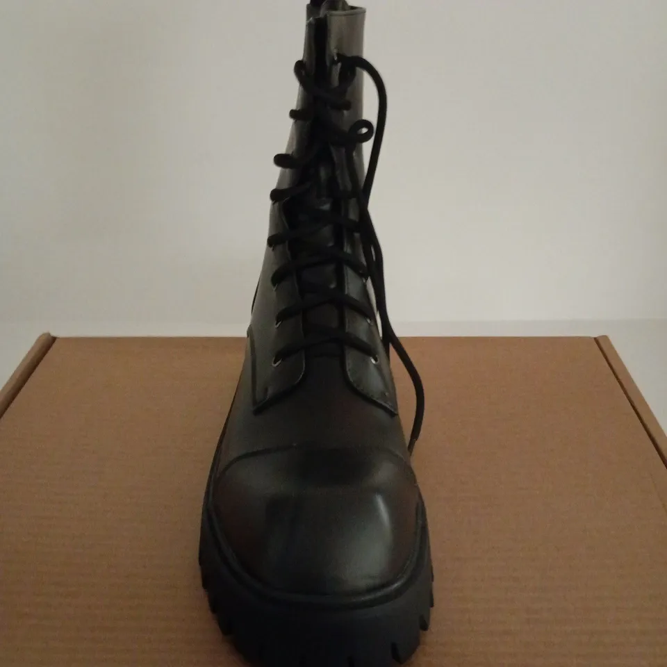 BOXED PAIR OF KOI GIMLI BLACK SQUARE TOE LACE UP BOOTS - SIZE 7