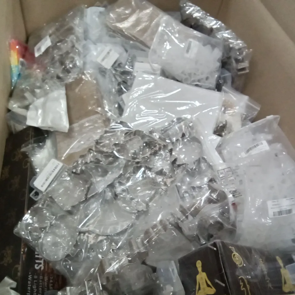 PALLET OF ASSORTED ITEMS INCLUDING TEMPERED GLASS SCREEN PROTECTOR, POKEMON TRADING CARD FILE, CRYSTAL HEALING STONES, FIDGET TOYS, HALLOWEEN COOKIE CUTTERS,