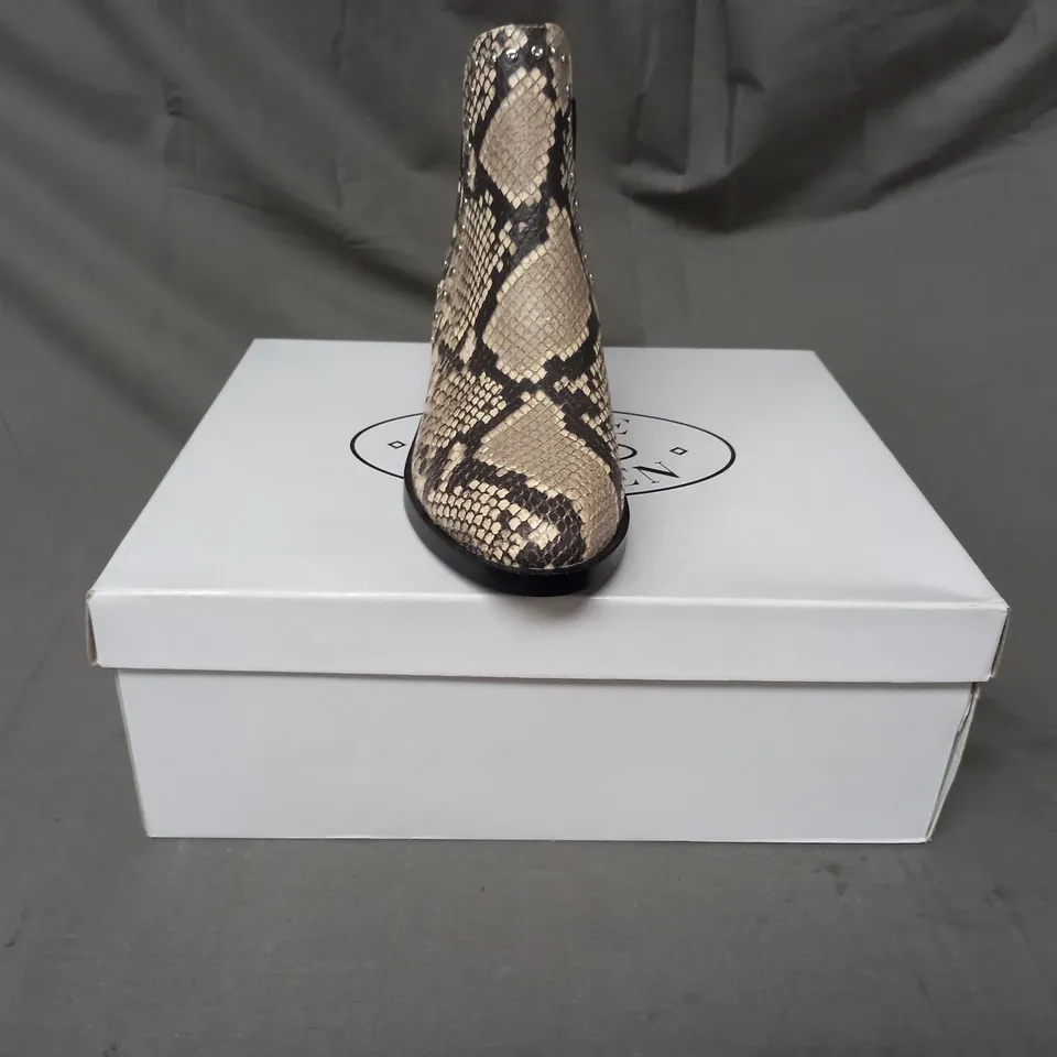 BOXED PAIR OF STEVE MADDEN LEATHER ANKLE BOOTS IN BEIGE SNAKE SIZE 3