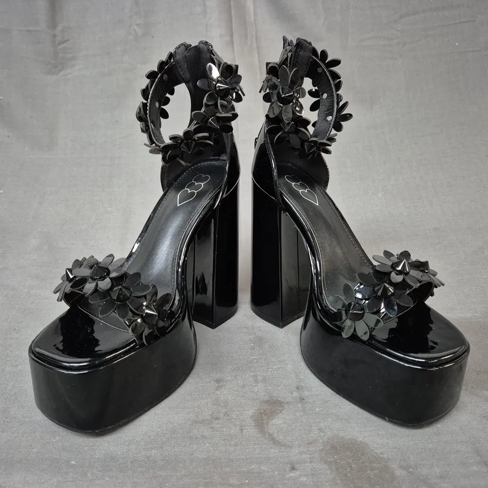 BOXED PAIR OF KOI OPEN TOE PLATFORM BLOCK HEEL SANDALS IN BLACK W. FLORAL DETAIL UK SIZE 3