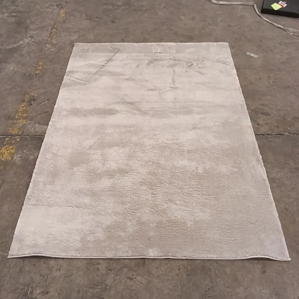 QUALITY DESIGNER AREA RUG - APPROXIMATELY 200CM X 138CM