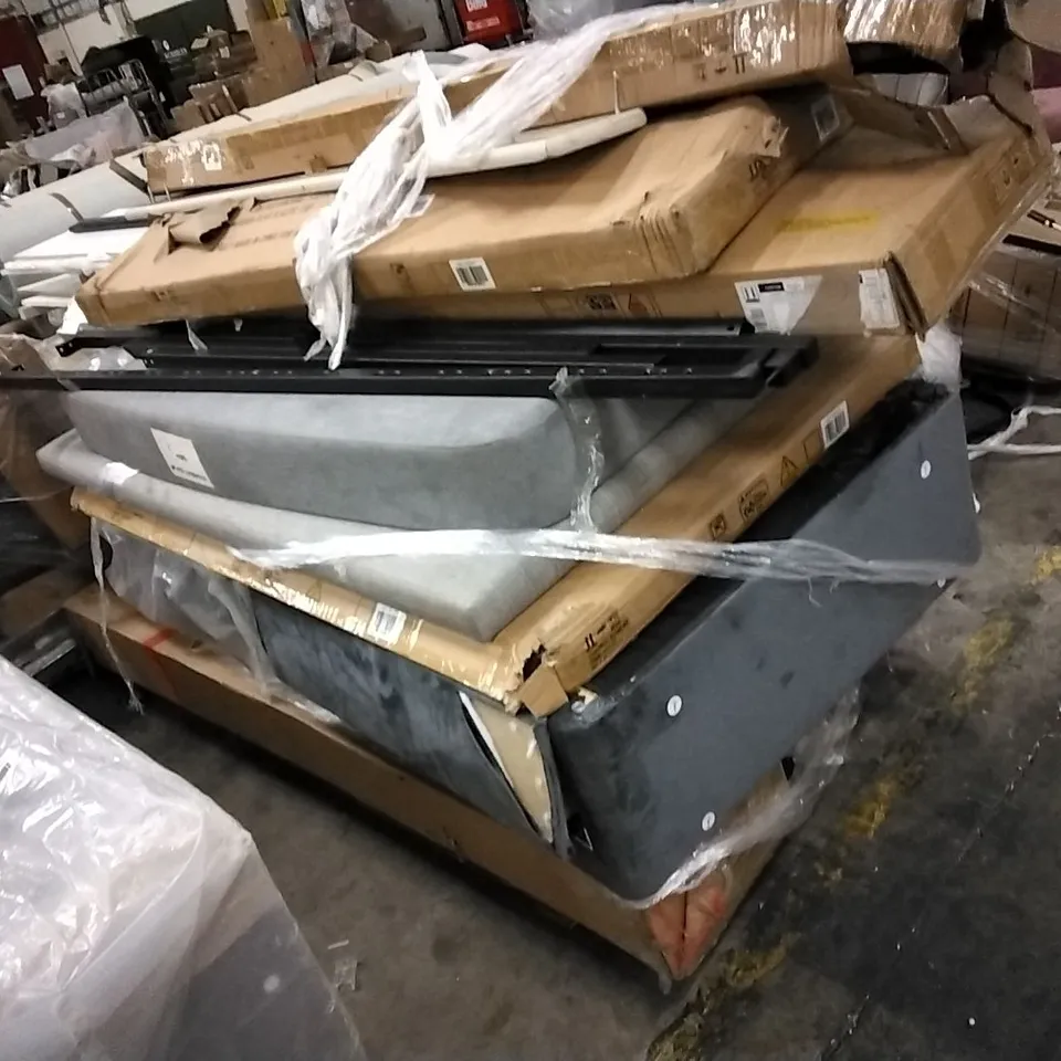 PALLET OF ASSORTED FURNITURE PARTS TO INCLUDE CARSON LARGE SIDEBOARD, ASHBOURNE 5FT BED