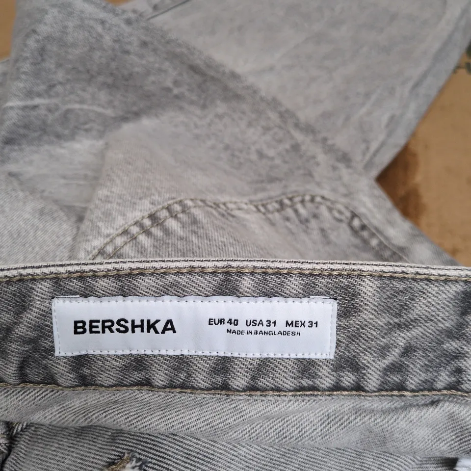 BERSHKA LIGHT-WASH DENIM JEANS – EU 40 / US 31 (UK 31) (VERIFY MODEL)