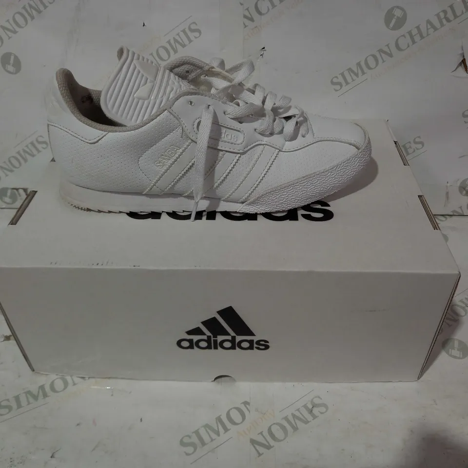 BOXED PAIR OF ADIDAS TRAINERS IN WHITE UK SIZE 9