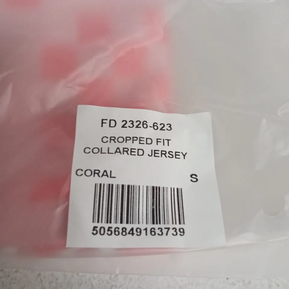 FADEDSTORE CORAL CROPPED FIT COLLARED JERSEY – SIZE S 