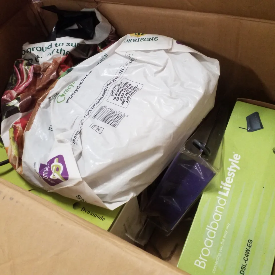 PALLET CONTAINING ASSORTED IT & NETWORKING PRODUCTS INCLUDING DYNAMODE 8 PORT 10/100 SWITCH, 3.5" INTERNAL CARD READER, WIRELESS ROUTER & VGA SPLITTER