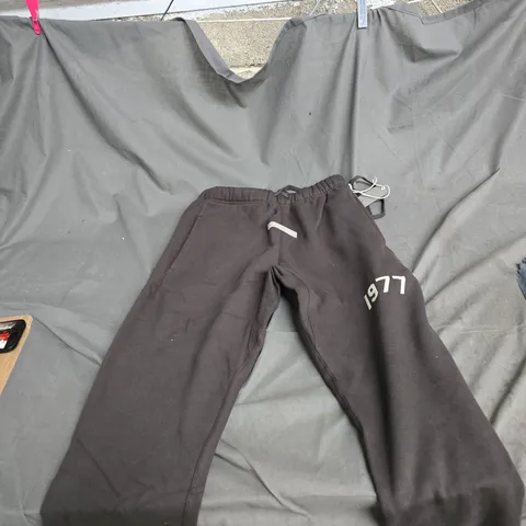 ESSENTIALS JOGGERS XS – CHARCOAL WITH 1977 PRINT