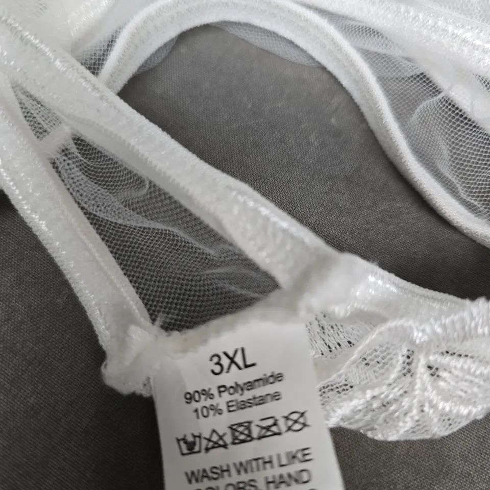 WHITE LACE LINGERIE SET – BRA & THONG, SIZE 3XL
