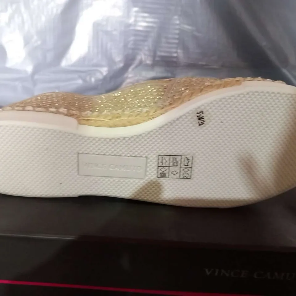 BOXED VINCE CAMUTO TAMBIE GOLD FABRIC SNEAKERS SIZE 3.5