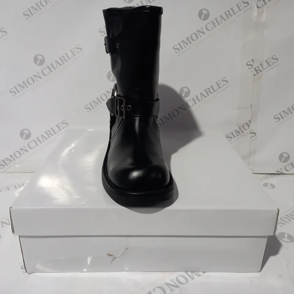 BOXED PAIR OF DANIEL PULL ON BIKER STYLE ANKLE BOOTS IN BLACK EU SIZE 39