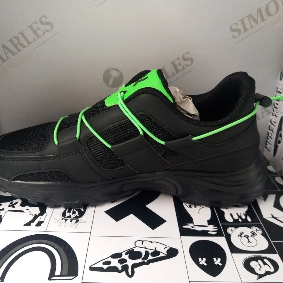 BRAND NEW BOXED PAIR OF KOI ROMAINE GREEN MEN'S VECTOR TRAINERS SIZE 8