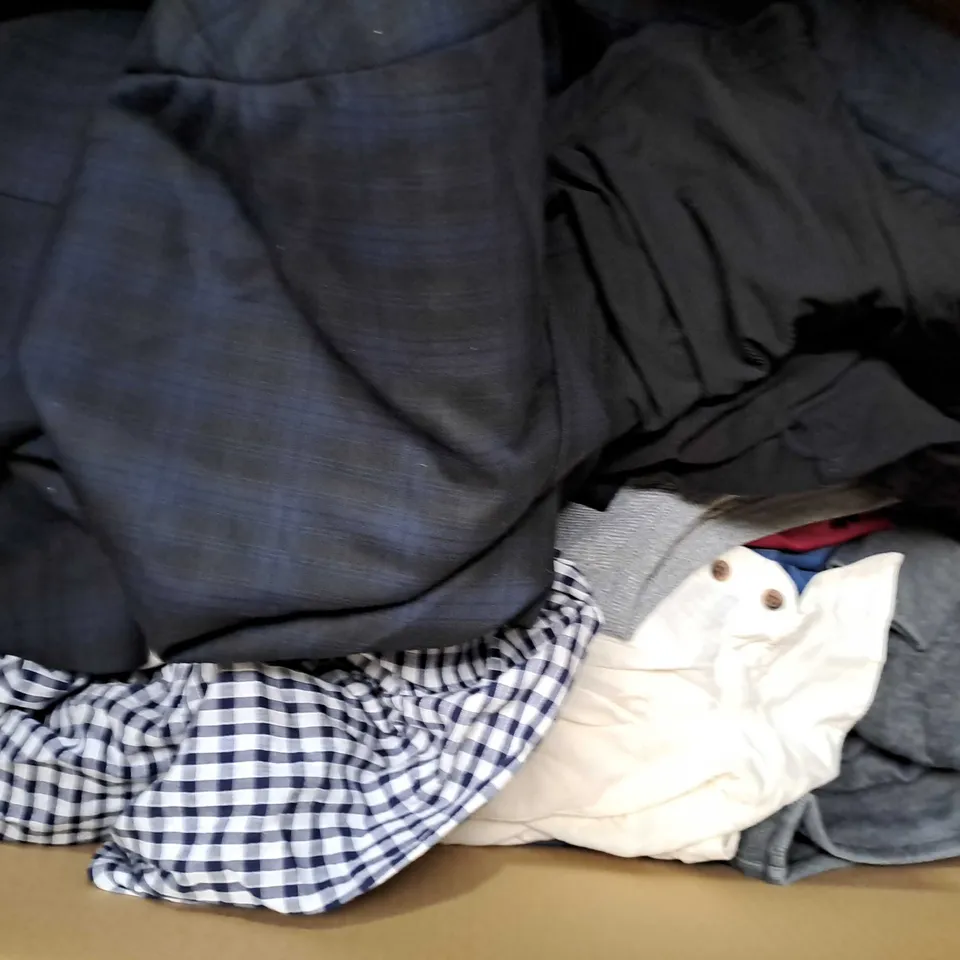 APPROXIMATELY 25 ASSORTED CLOTHING ITEMS IN VARIOUS SIZES TO INCLUDE - HAT , T-SHIRT , HOODIE ETC