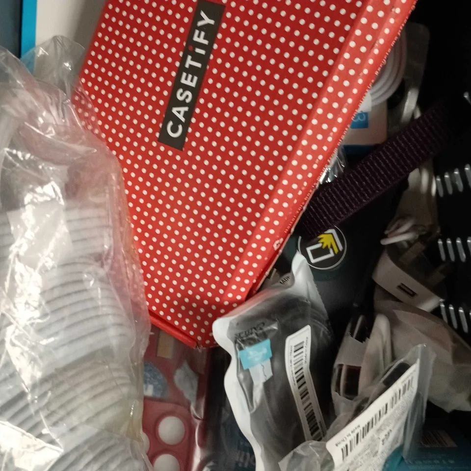 APPROXIMATELY 20 ASSORTED SMARTPHONE ACCESSORIES TO INCLUDE CHARGING CABLES, POWERBANKS, PHONE CASES ETC 