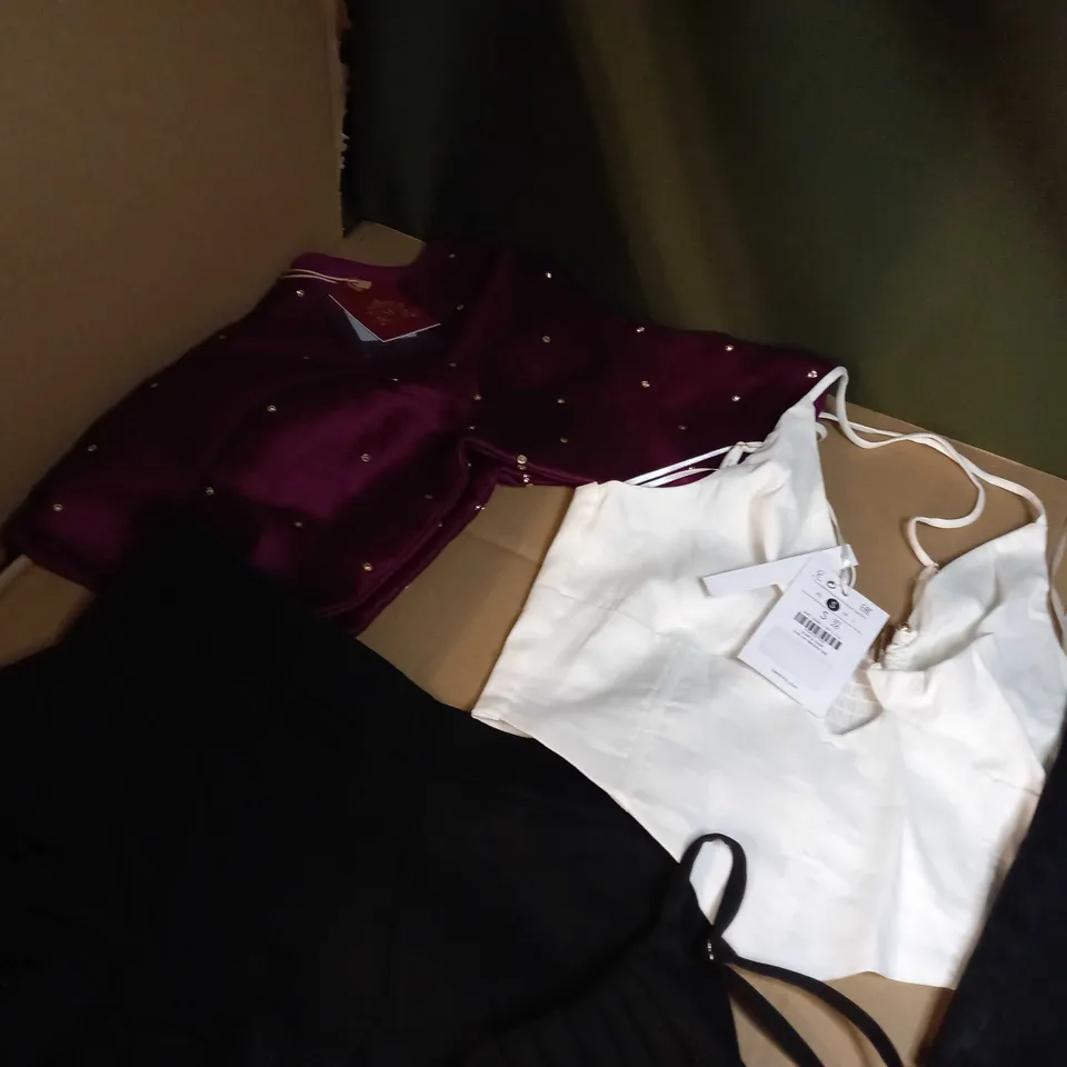 LOT OF APPROX 25 ASSORTED CLOTHING ITEMS VARYING IN SIZE/COLOUR/STYLE TO INCLUDE: TROUSERS, TOPS, DRESSES