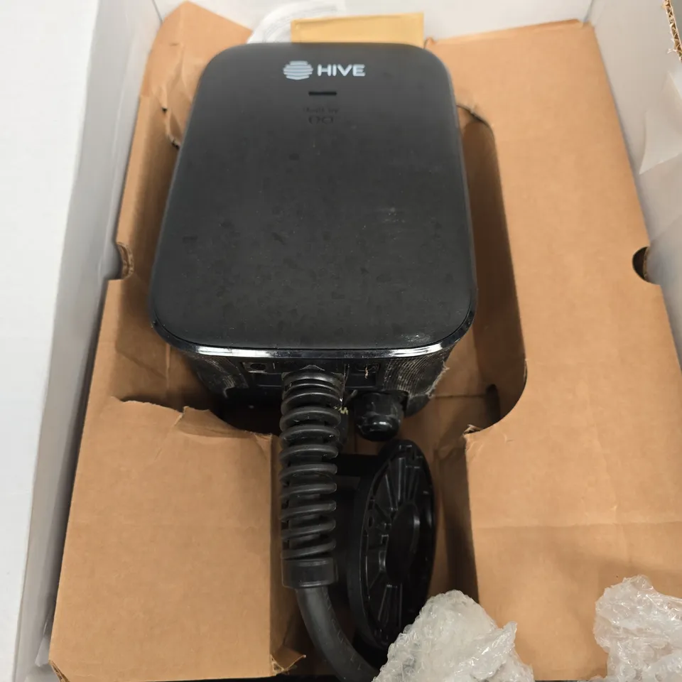 BOXED HIVE EV CHARGER WITH INTEGRATED CHARGING CABLE 
