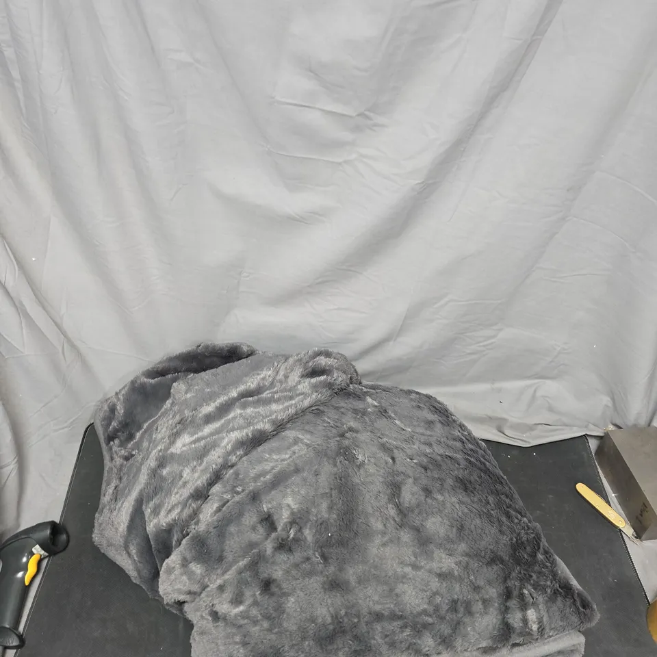 COZEE HOME FAMILY SIZED FAUX FUR & VELVETSOFT HEATED THROW