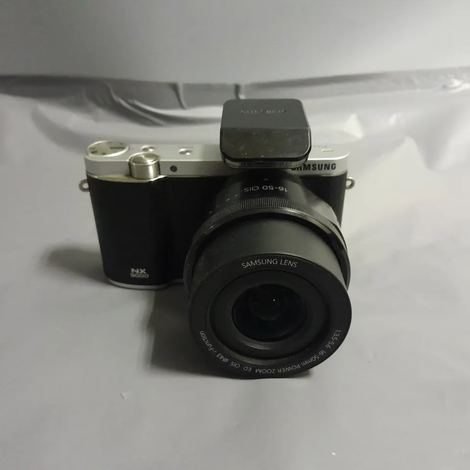 UNBOXED SAMSUNG NX 3000 CAMERA WITH FLASH AND POWERZOOM LENS