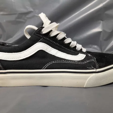 BOXED PAIR OF VANS SHOES IN BLACK/WHITE UK SIZE 8.5