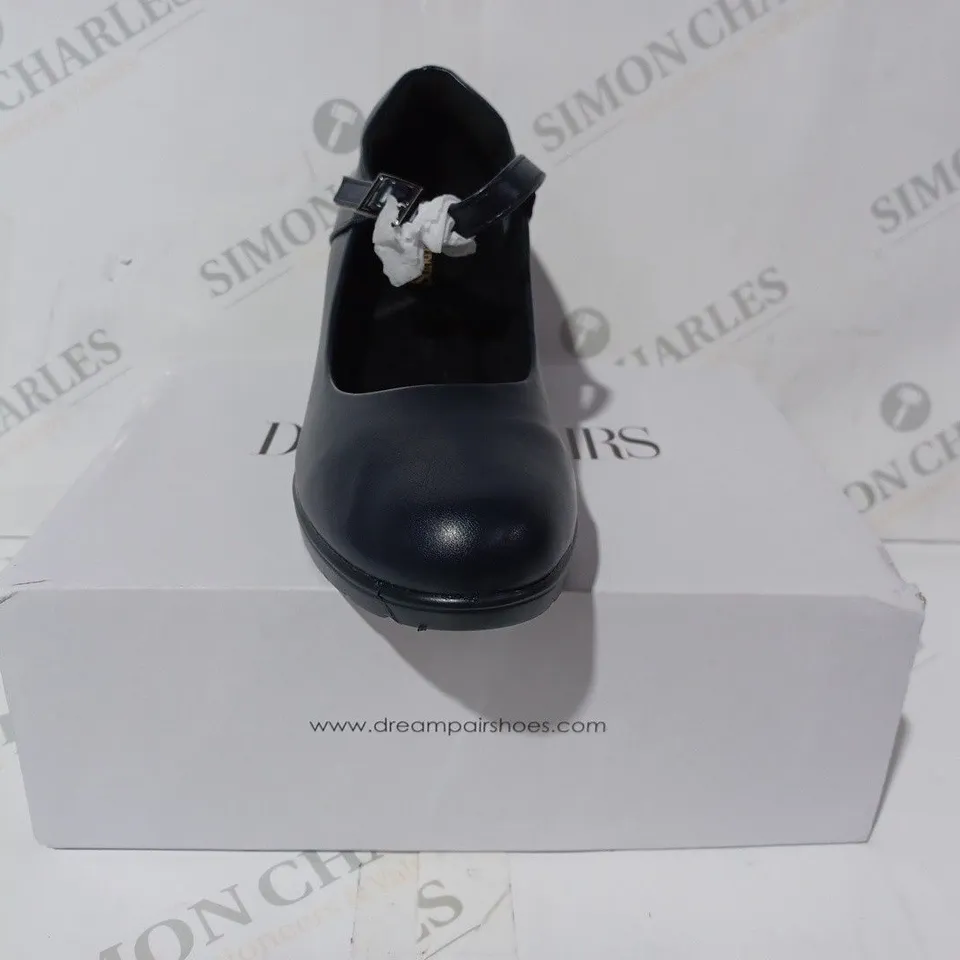 BOXED PAIR OF DREAMPAIRS CLOSED TO BLOCK HEELS IN NAVY UK SIZE 6