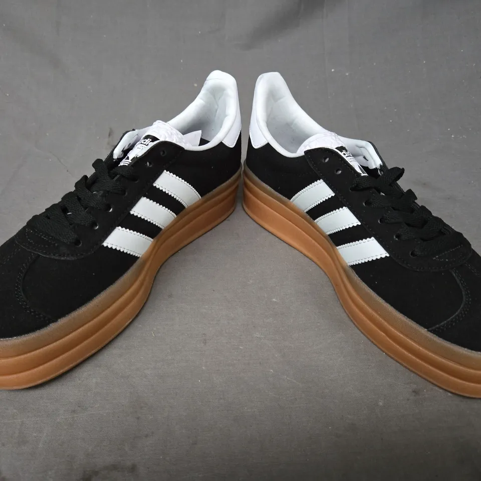 PAIR OF ADIDAS GAZELLE SHOES IN BLACK/WHITE UK SIZE 6.5