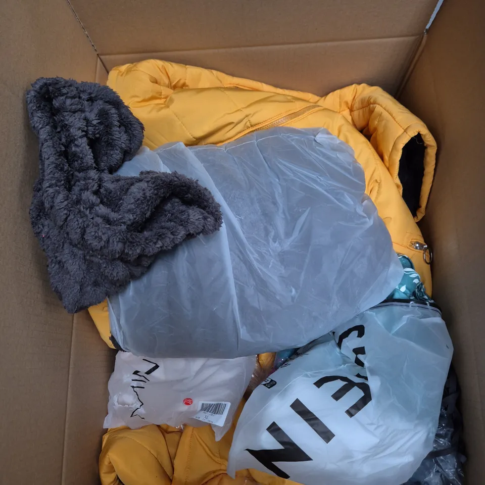 APPROXIMATELY 25 ASSORTED CLOTHING AND FASHION PRODUCTS IN VARIOUS STYLES AND SIZES - COLLECTION ONLY