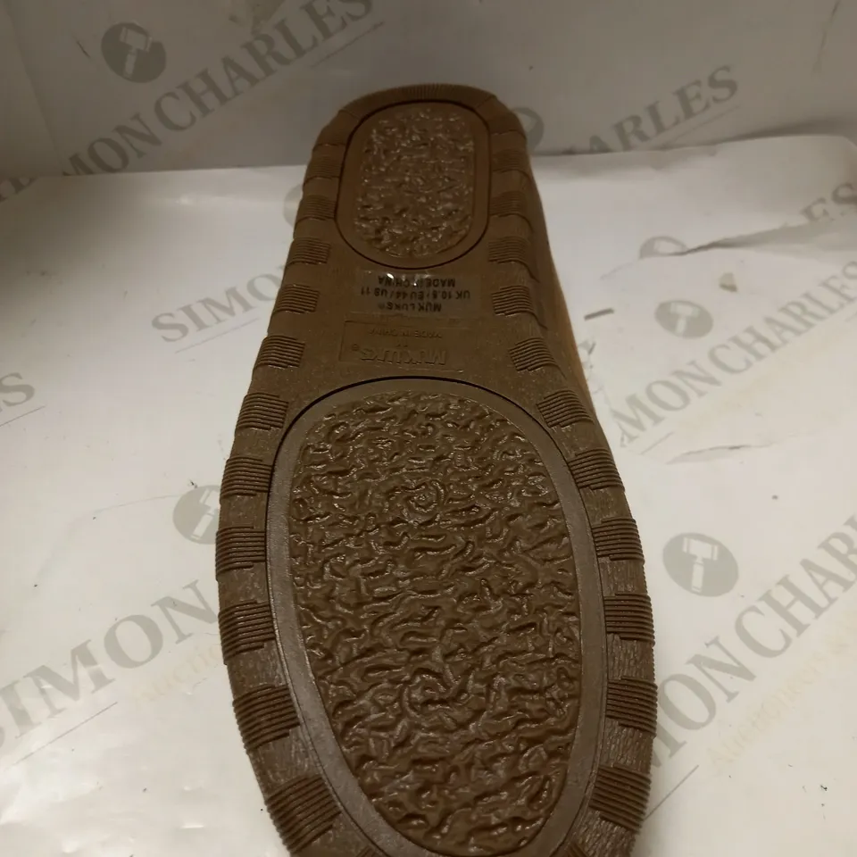 MUK LUKS MENS TAN SLIP ON SHOES - SIZE 10.5