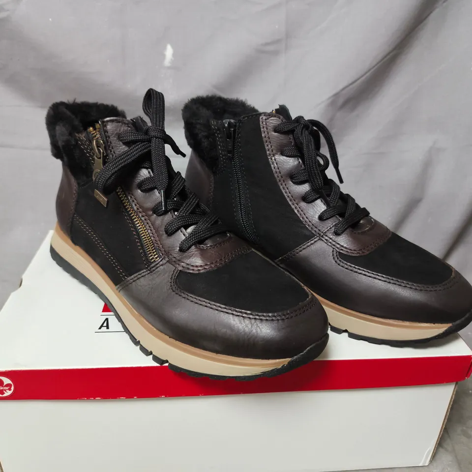 BOXED PAIR OF RIEKER WOMEN'S ANKLE BOOTS WITH FUR LINING – BLACK/BROWN LEATHER - SIZE 7.5