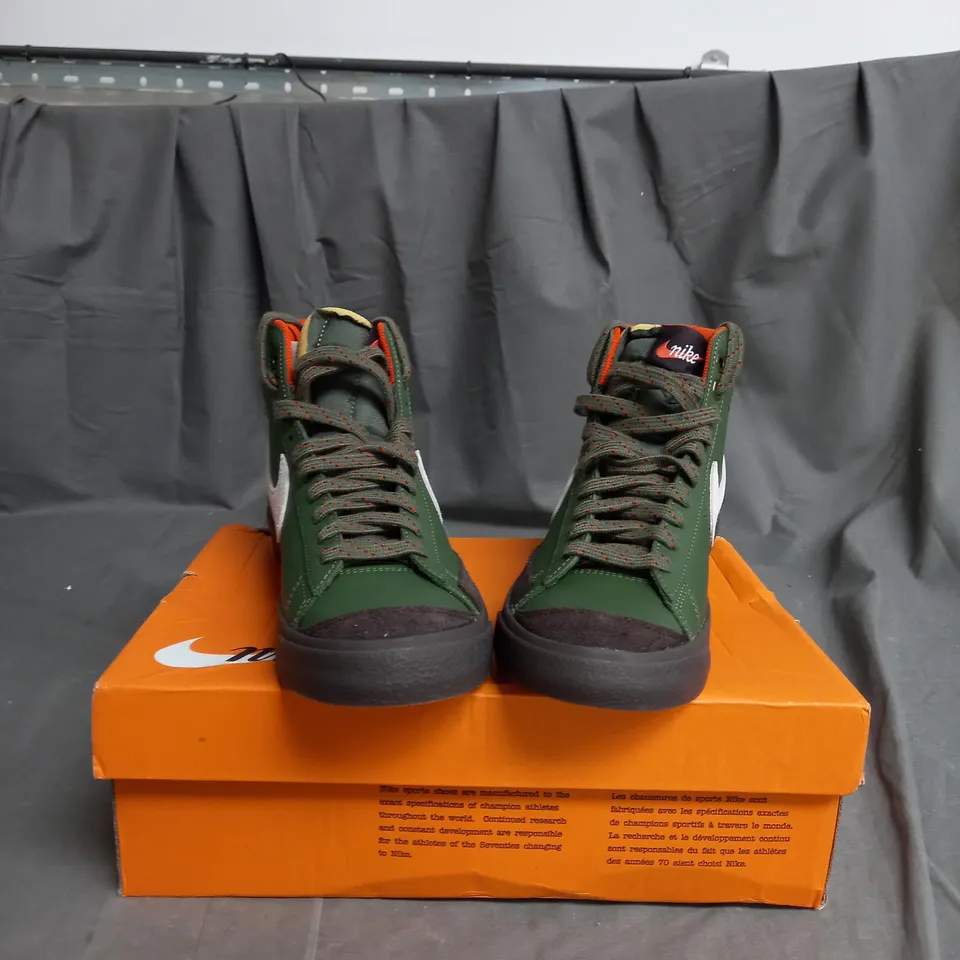 BOXED PAIR NIKE BLAZER MID '77 VINTAGE TRAINERS IN OLIVE GREEN SIZE 6.