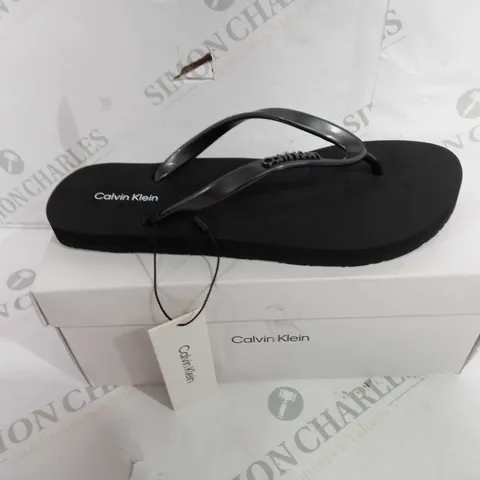 BOXED PAIR OF CALVIN KLEIN FLIP FLOPS IN BLACK - UK SIZE 5