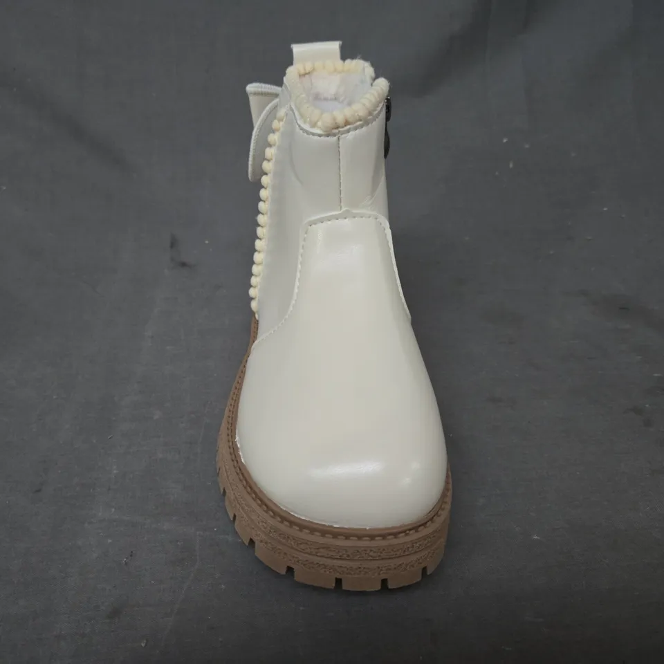 BOXED PAIR OF UNBRANDED ANKLE BOOTS IN CREAM W. BOW DETAIL EU SIZE 35