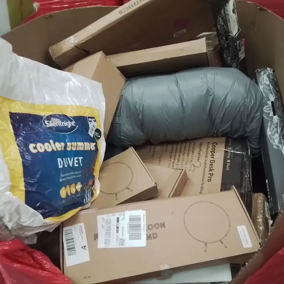 PALLET CONTAINING VARIOUS ASSORTED BOXED HOUSEHOLD ITEMS TO INCLUDE: BALLOON ARCH STAND, SUMMER DUVET, MULTIFUNCTIONAL DESK, BALLOON ARCH STAND AND LOTS MORE UNMARKED BOXED ITEMS 