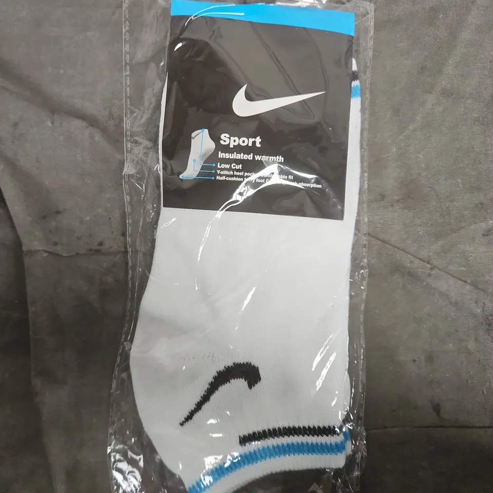 NIKE SPORT INSULATED LOW-CUT SOCKS – WHITE WITH BLUE TRIM