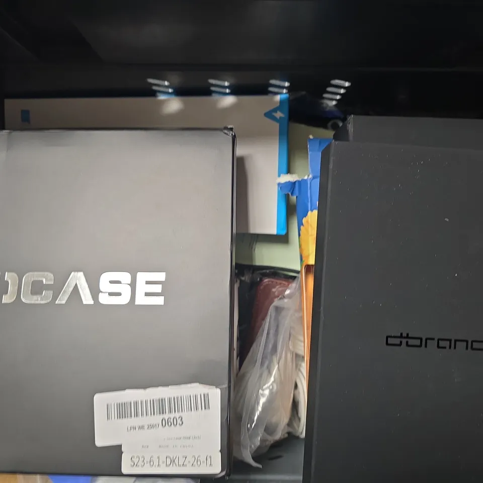 APPROXIMATELY 10 ASSORTED ITEMS TO INCLUDE - PHONE CASE , 5000MAH POWER BANK , BATTERY CASE ETC