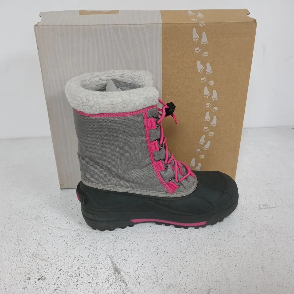 BOXED PAIR OF SOREL YOUTH CUMBERLAND 2 BOOTS IN LIGHT GREY/PINK - UK 4.5