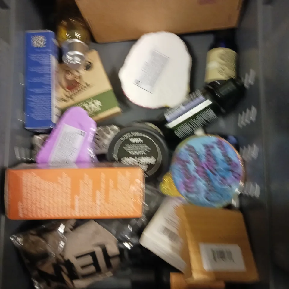 APPROXIMATELY 20 ASSORTED HEALTH & BEAUTY PRODUCTS TO INCLUDE MANSCAPED THE SHEARS 2.0, GRUUM BATH SALT, LUSH BODY SCRUB ETC 