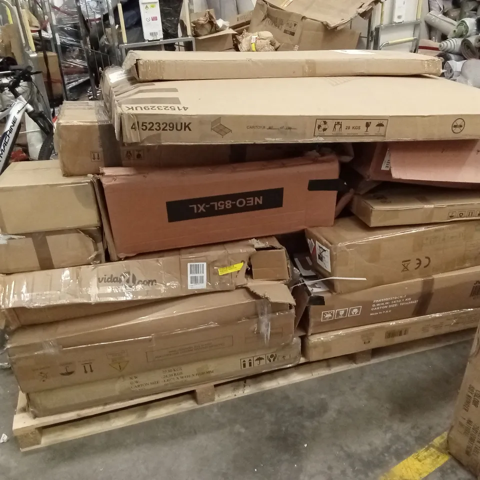 PALLET OF ASSORTED FURNITURE AND FURNITURE PARTS AND PIECES 