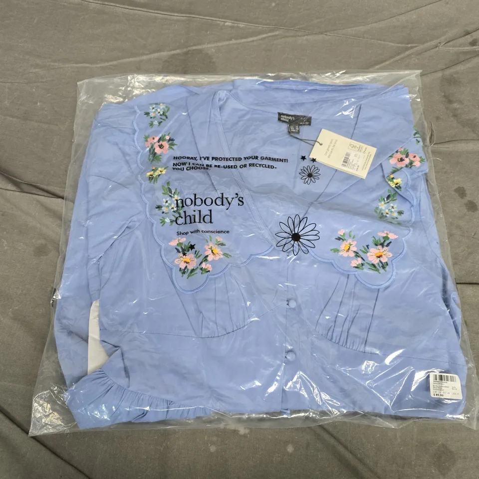 BAGGED CHILD BIRDIE EMBROIDERED MIMI DRESS – SOFT BLUE, UK 12 (EU 40, USA 8)