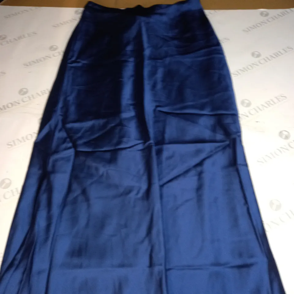 HOLLISTER SILK NAVY SKIRT SIZE M
