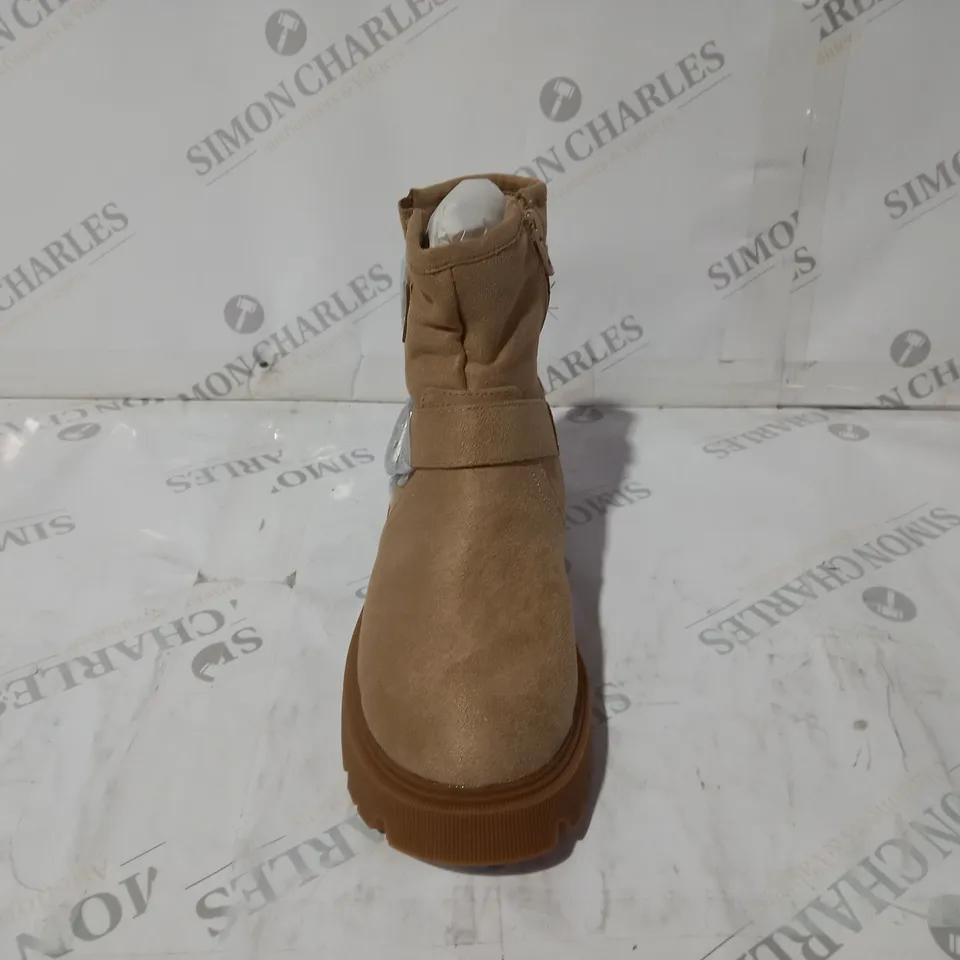 SUEDE BEIGE BOOTS SIZE 3