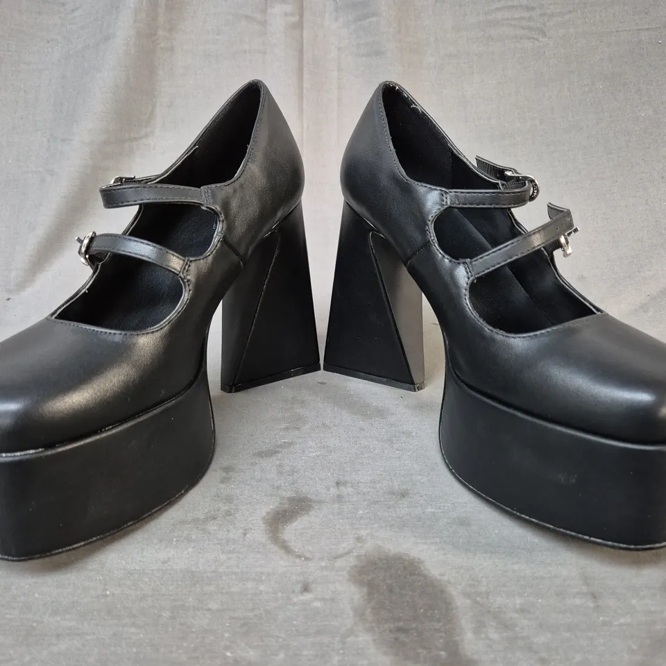 BOXED PAIR OF KOI CLOSED TOE PLATFORM BLOCK HEEL SHOES IN BLACK SIZE 6
