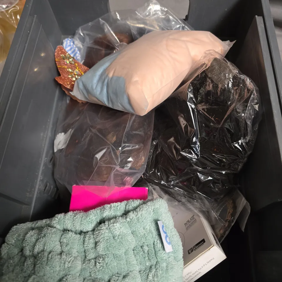 APPROXIMATELY 12 ASSORTED HEALTH AND BEAUTY PRODUCTS INCLUDING FLO EXTRA LONG PADS , ELAVATE HAIRBRUSH AND BYOMA BODY OIL 