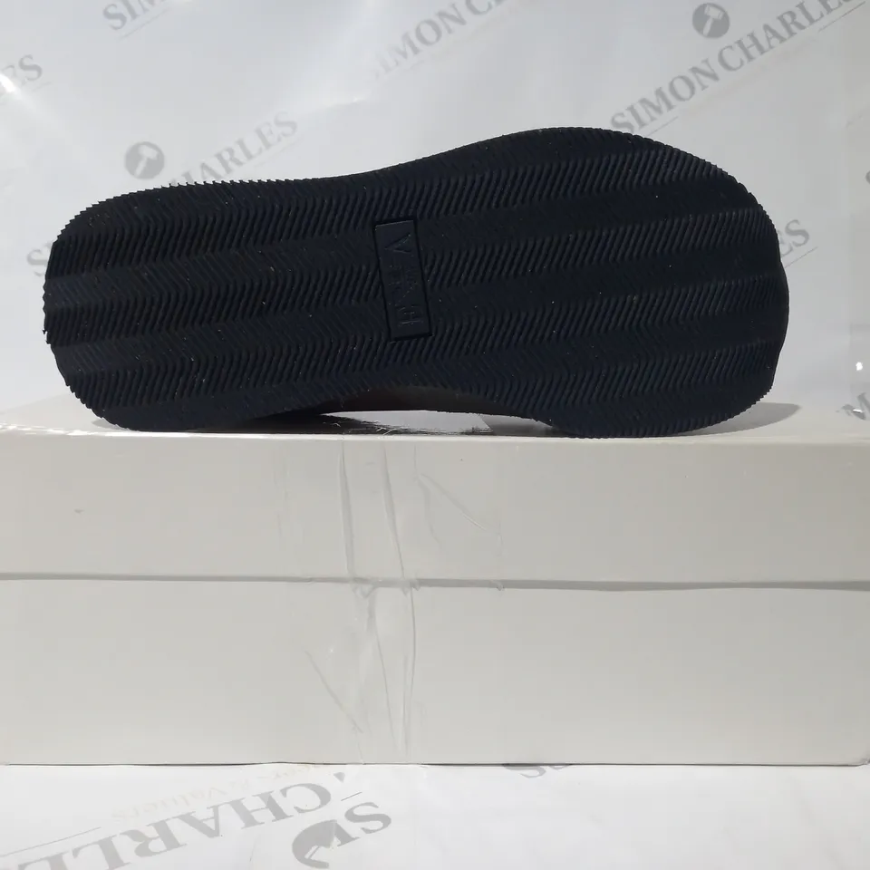 BOXED PAIR OF EMPORIO ARMANI SHOES IN NUDE/GREY/WHITE W. SILVER GLITTER EFFECT UK SIZE 4
